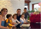 هكذا يقضي كريستيانو رونالدو الوقت مع جورجينا ووأطفاله