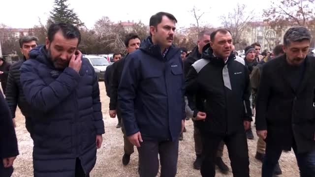 Bakan Kurum, depremde hasar gören konutları inceledi