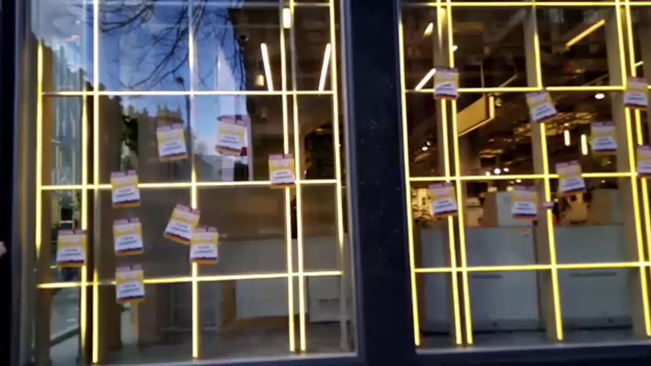 Octavillas y pegatinas en establecimientos por la huelga general