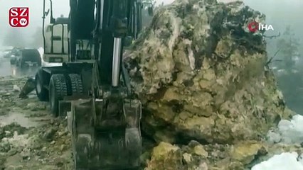 Erdemli'de dev kaya yola düştü