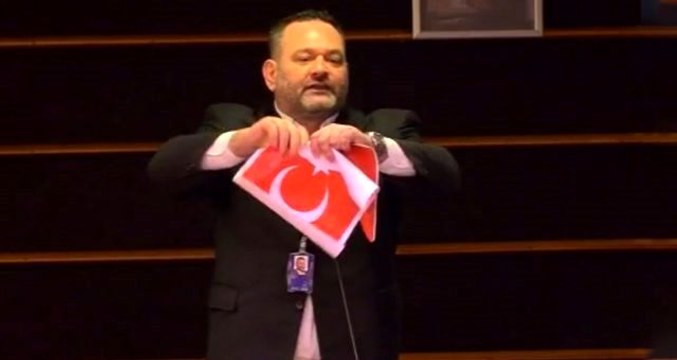 Türk bayrağını yırtan ırkçı Yunan vekil Ioannis Lagos kimdir?
