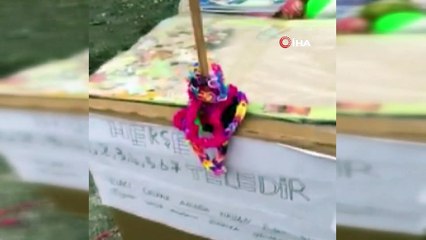 Küçük Berk depremzede çocuklara yardım için tezgah açtı