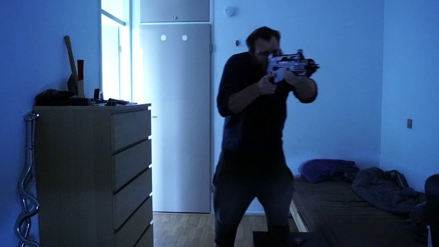 Airsoft assault rifle, keeping sight alignment while walking with a right hand grip