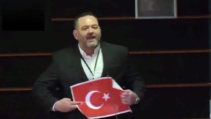 Irkçı Yunan milletvekili Türk bayrağını yırttı