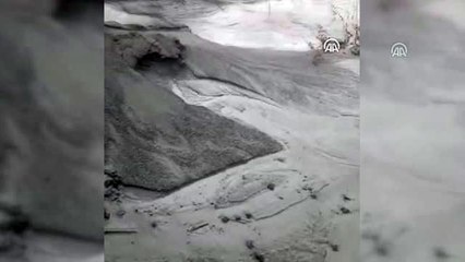 Depremden etkilenen Malatya'da bir bahçeden kaynak suyu çıktı