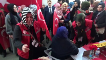 Damla Gönüllüleri üyelerinden evlat nöbetindeki ailelere destek ziyareti