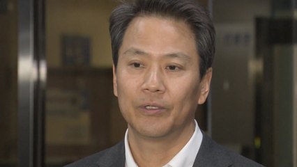 임종석 11시간 검찰 조사 마치고 귀가..."선거 개입 사실 없다" 혐의 부인 / YTN