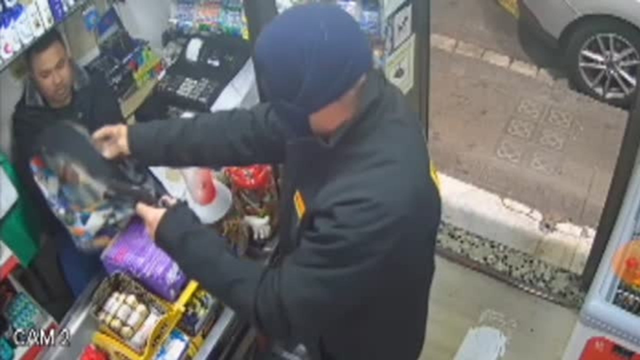 Nuevas imágenes de atracos violentos en locales de Barcelona