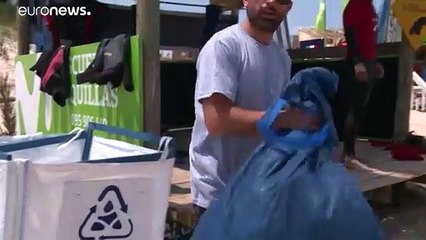 La revolución del "plasticoin", la moneda que limpia playas en Uruguay