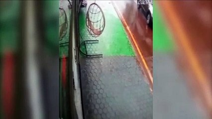 Câmera flagra veículo batendo em poste, no Centro