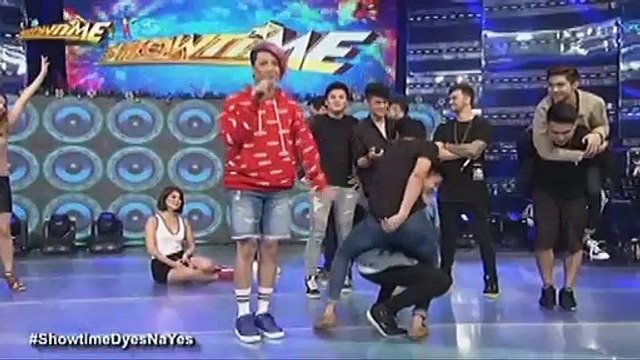 Pati sa backstage ng It’s Showtime naki Mannequin Challenge