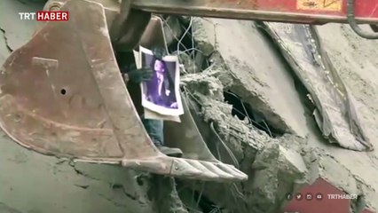 Atatürk portrelerini enkazın içinden çıkardı