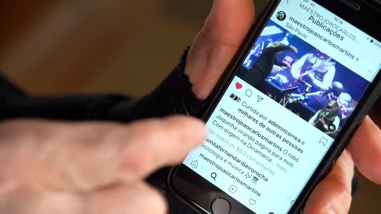 Aclamado músico brasileño vuelve al piano gracias a guantes 'milagrosos'