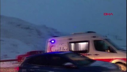 Erzincan'da makarna yüklü tır greyderle çarpıştı, karayolu ulaşıma kapandı