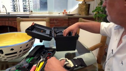 I guanti magici che hanno fatto tornare il sorriso al leggendario pianista