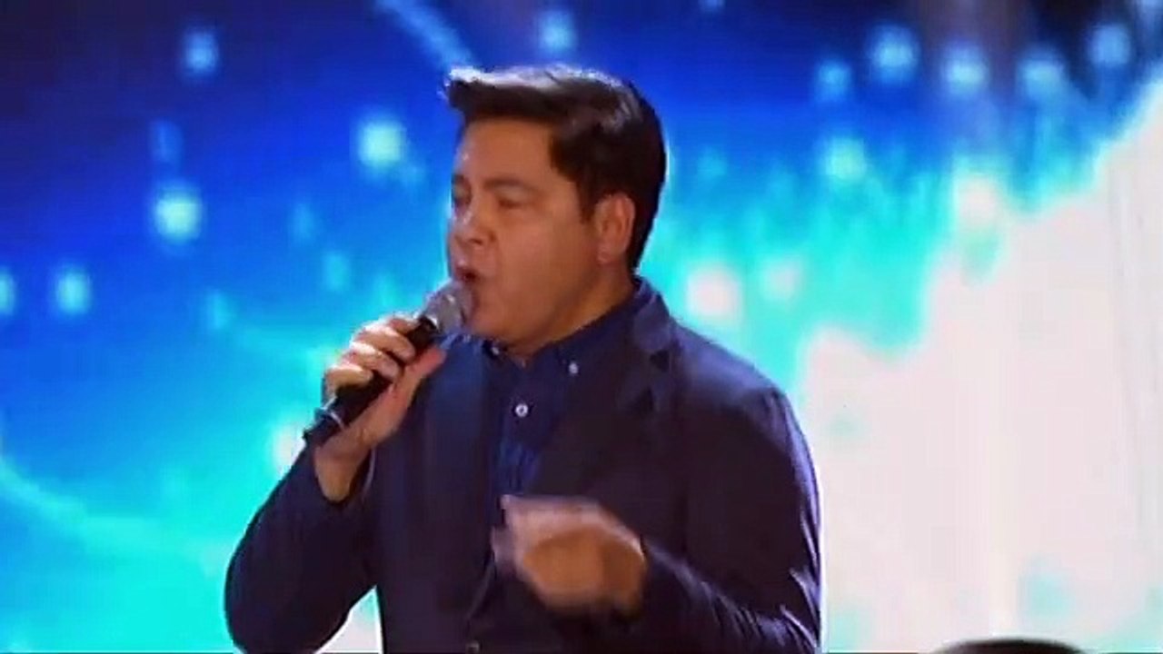 Martin, Agot sing "I'll Be Home For Christmas"