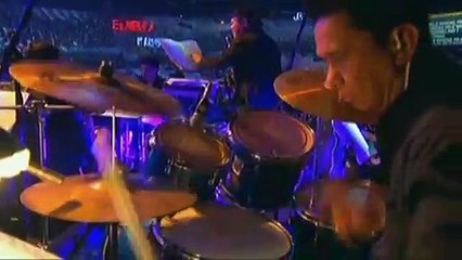 Gretchen, Henry sing "Feliz Navidad"