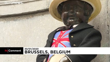 Brüksel'in simgelerinden İşeyen Çocuk heykeli Brexit anısına ‘İngiliz kılığına’ büründü