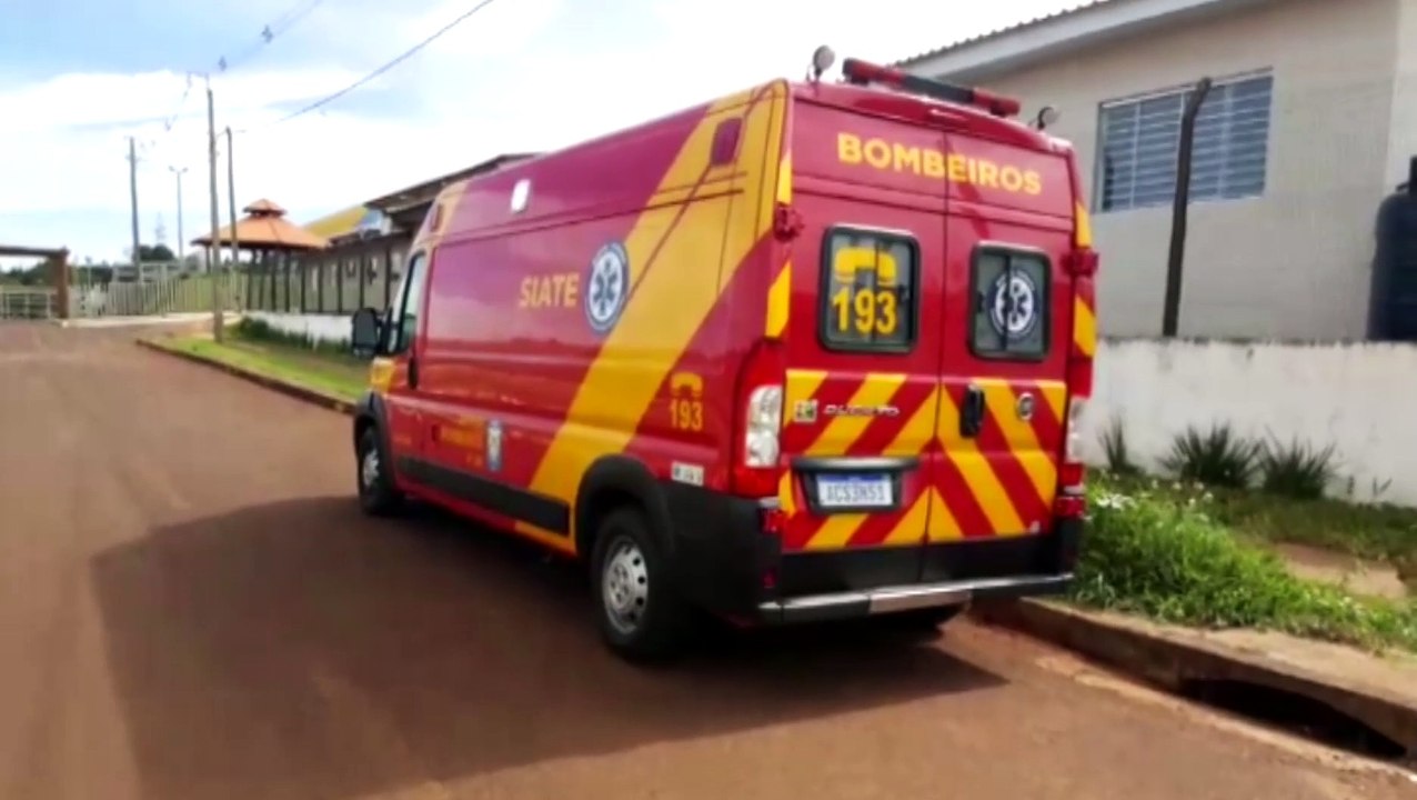 Homem que sofreu queda é socorrido pelo Siate, no Bairro Periolo