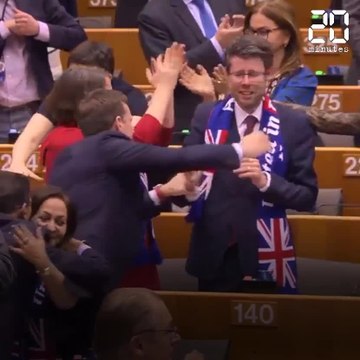 Brexit: Les eurodéputés chantent pour le départ des Britanniques