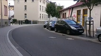 Un motard passe à toute vitesse en pleine ville... Enfin presque