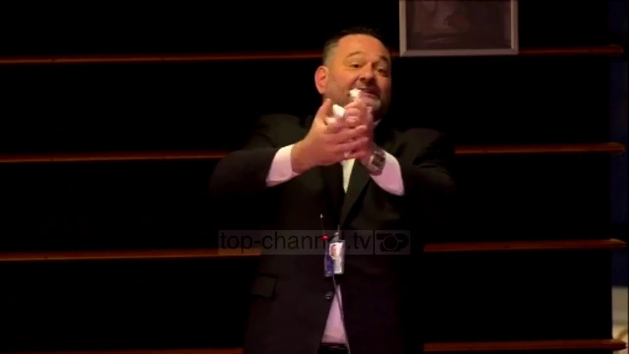 Deputeti grek grisi flamurin, reagon ministri turk: Duhet t`i njohin kufijtë e tyre