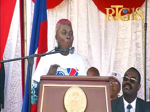 Yon fanm vanyan nan site solèy kap detaye