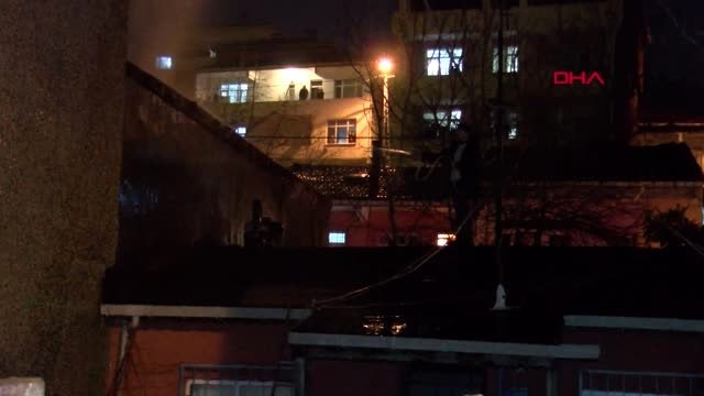 Üsküdar'da gecekondunun çatısında yangın 3 kişi dumandan etkilendi