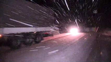 Erzincan'da ulaşıma kar ve tipi engeli