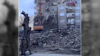 Hasarlı binaların yıkımı ilginç görüntüler oluşturdu