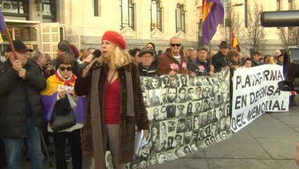 Piden devolver a La Almudena las placas con nombres de fusilados