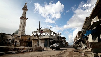 As army nears their hometown, Syrians grab last belongings