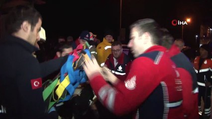 Kennedy Caddesinde meydana gelen 3 araçlı kazada 6 kişi yaralandı