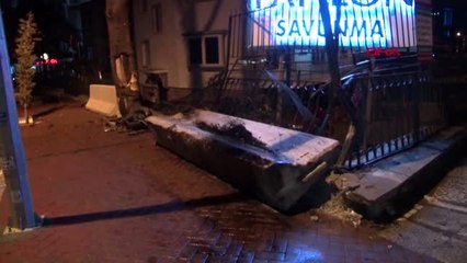 Otomobil apartman bahçesine girdi: 2 yaralı