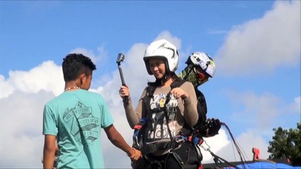 Pesona Minahasa, Wisatawan Jajal Paralayang
