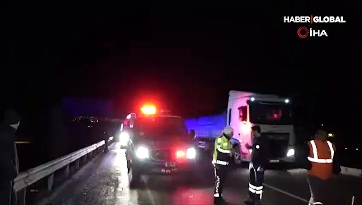 Otomobil, arkadan çarptığı TIR'ın altına girdi: 2 ölü