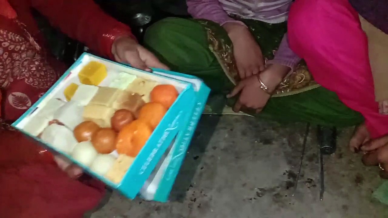 Kon aye hai gahr ao Dekho