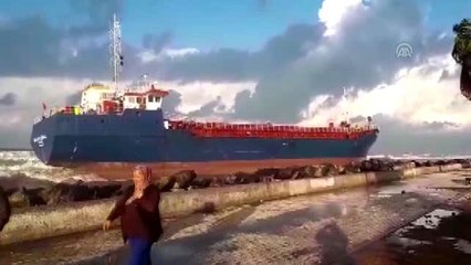 Dörtyol'da kargo gemisi karaya oturdu