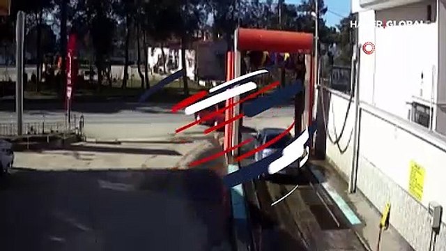 El frenini çekmeyi unutunca kazayı böyle izledi
