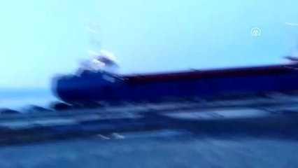 Dörtyol'da kargo gemisi karaya oturdu (2)