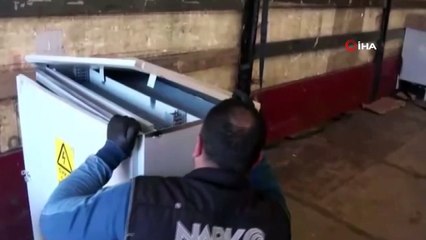 Uyuşturucuyu ‘Dikkat ölüm tehlikesi’ yazan panoya saklamışlar