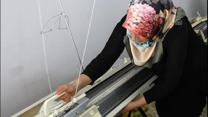 Özalplı kadınlar depremzedeler için atkı ve bere ördü