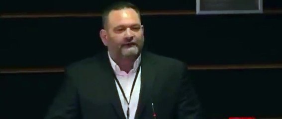 Türk bayrağı yırtan Yunan milletvekili