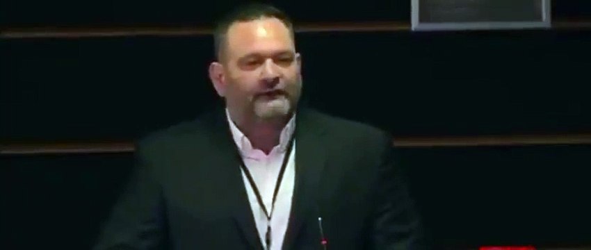 Türk bayrağı yırtan Yunan milletvekili