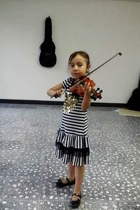 Enseñándome a tocar violin