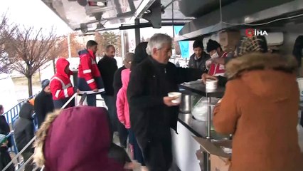 Yağışların etkili olmaya başladığı Elazığ'da, çadırkentte yaşam