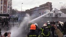 Confrontos violentos entre bombeiros e polícia