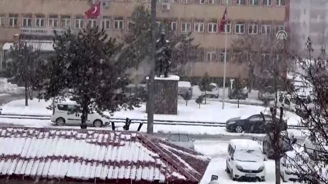 Muş'ta etkili olan kar yağışı nedeniyle 180 köy yolu ulaşıma kapandı