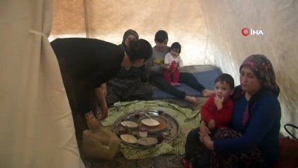 Manisa'daki Depremzedeler Yağmura Rağmen Çadırlarda Yaşamlarını Sürdürüyor