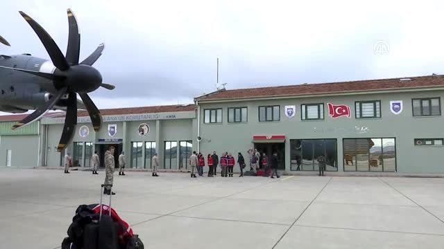 Çin'deki Türk vatandaşlarını Türkiye'ye getirecek uçağın personeli uçağa bindi (1)